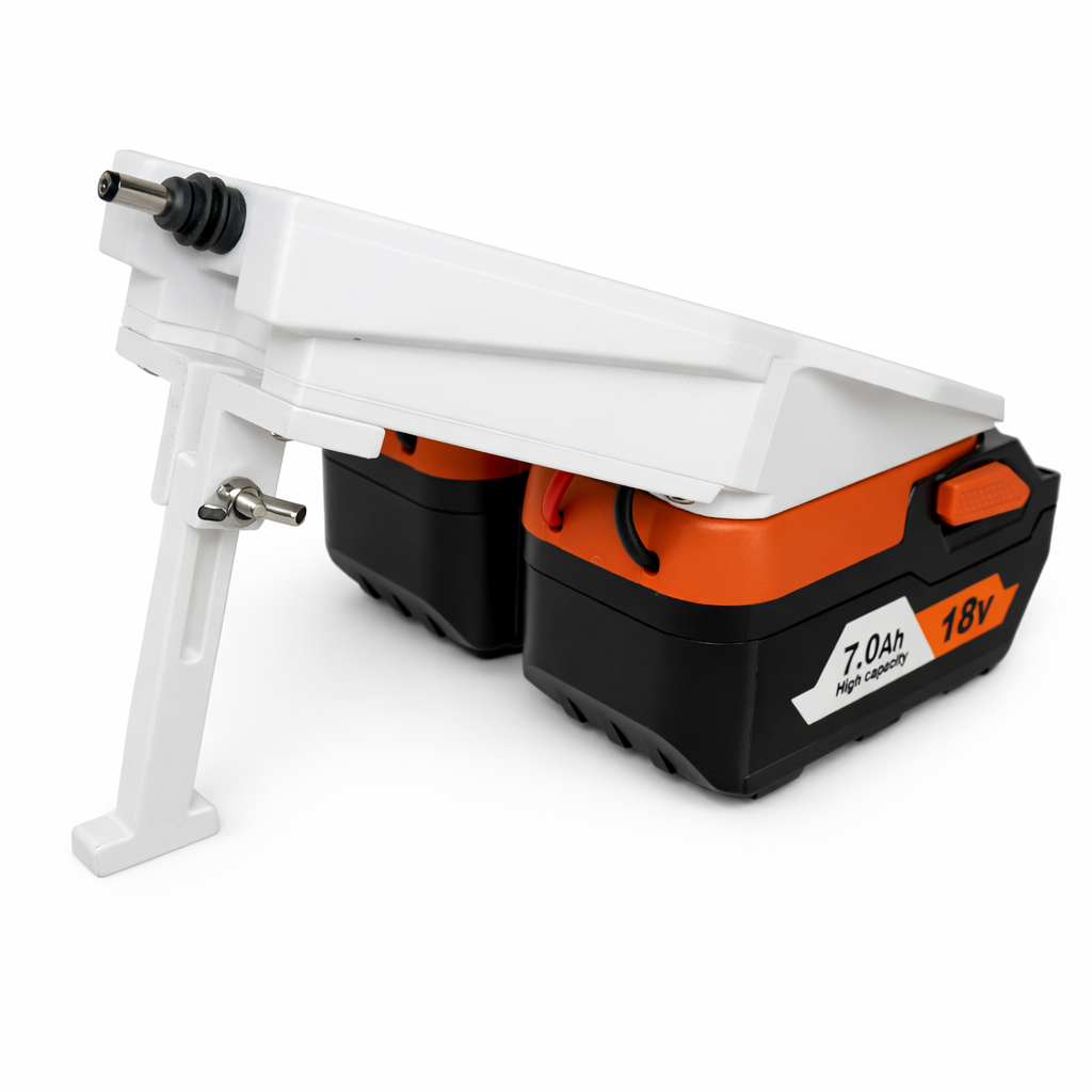 Close-up of DC power output connector on Mini Response™ adapter for Starlink Mini